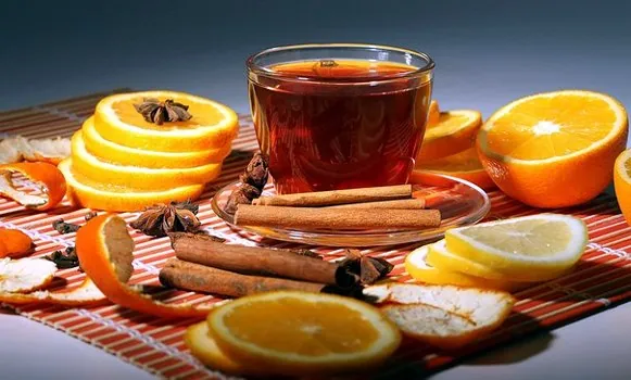 Вкусный холодный чай с фруктами и соками